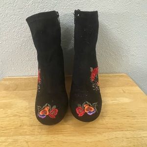 MIA women’s boots, floral designs on sides, side zippers, size 7